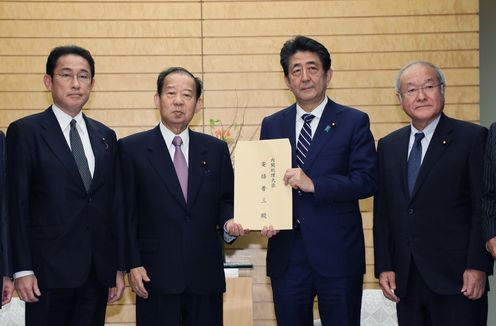 Photograph of the Prime Minister receiving the proposal (1)