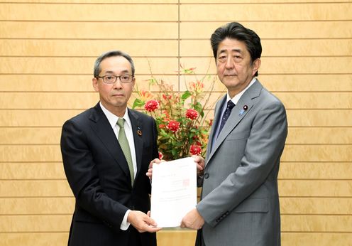 Photograph of the Prime Minister receiving the report (1)