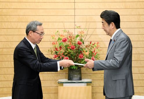 Photograph of the Prime Minister receiving the report (2)