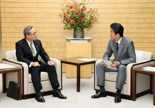 Photograph of the Prime Minister receiving the report (3)