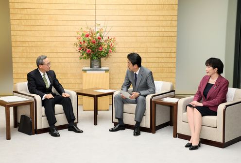 Photograph of the Prime Minister receiving the report (4)