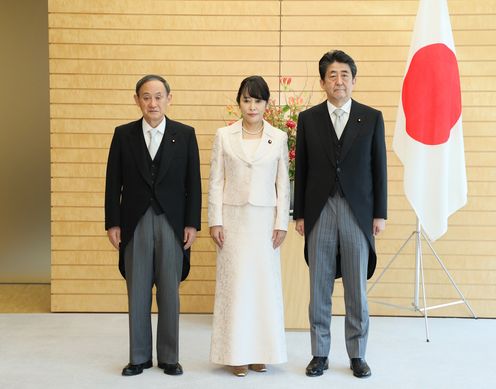 Photograph of the Prime Minister attending a photograph session with the newly appointed Minister Mori (2)