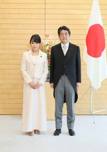 Photograph of the Prime Minister attending a photograph session with the newly appointed Minister Mori (3)