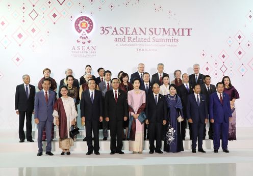 Photograph of the Prime Minister attending a group photograph with other leaders (1)