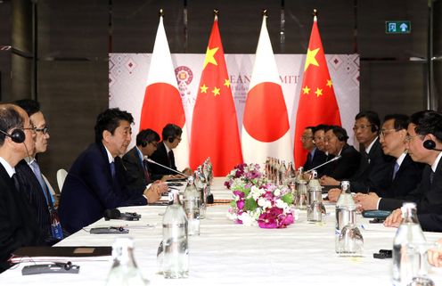 Photograph of the Japan-China Summit Meeting (2)