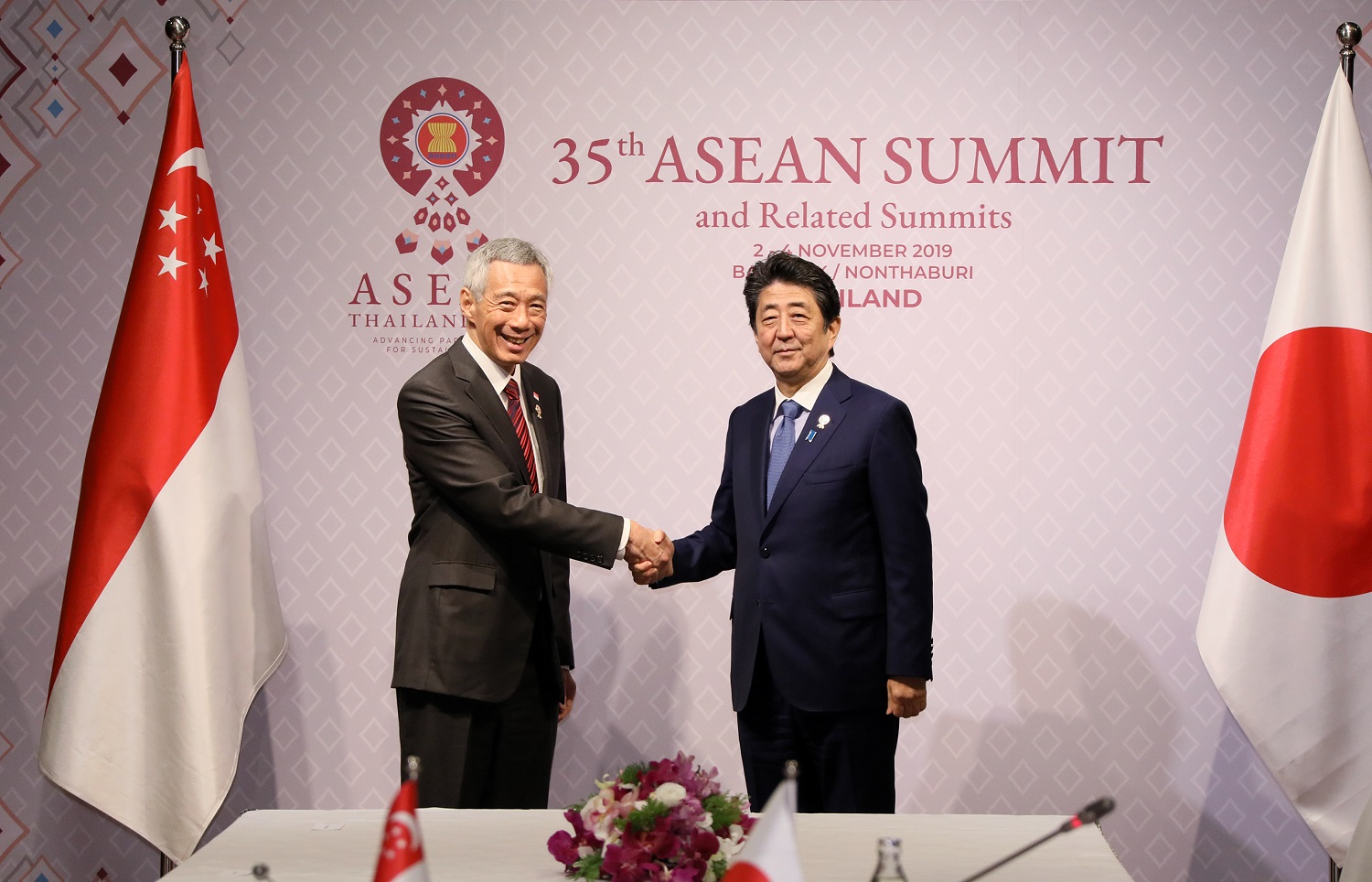 Photograph of the Japan-Singapore Summit Meeting (1)