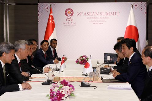 Photograph of the Japan-Singapore Summit Meeting (2)