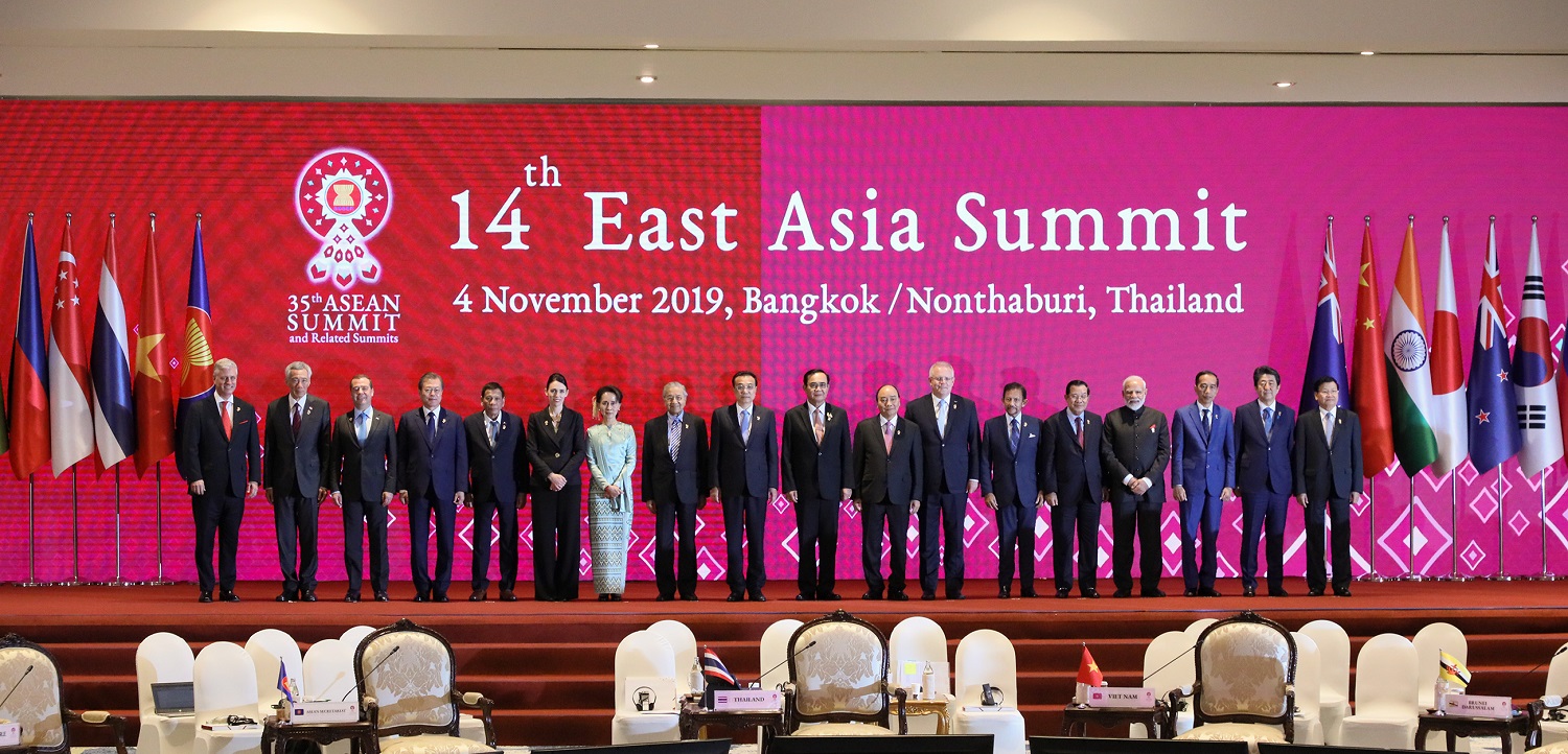 Photograph of the Prime Minister attending a photograph session at the East Asia Summit (1)