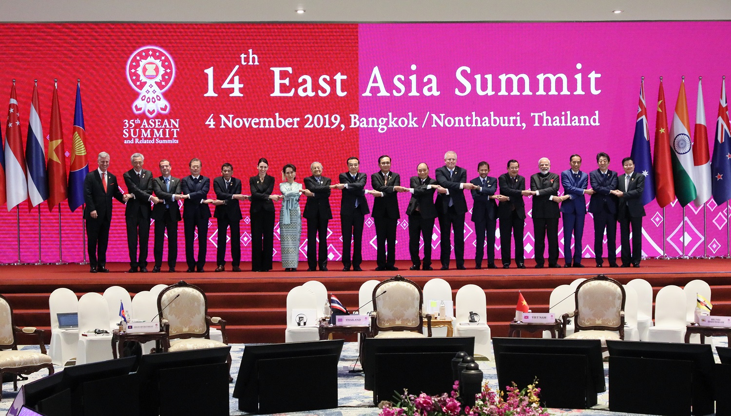 Photograph of the Prime Minister attending a photograph session at the East Asia Summit (2)
