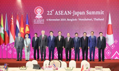 Photograph of the Prime Minister attending a photograph session at the ASEAN-Japan Summit (2)