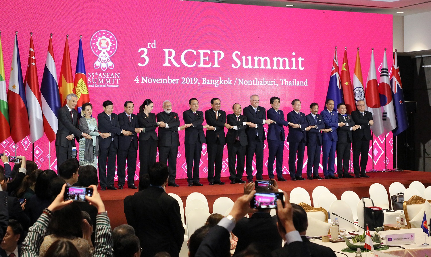 Photograph of the Prime Minister attending a photograph session at the RCEP Summit