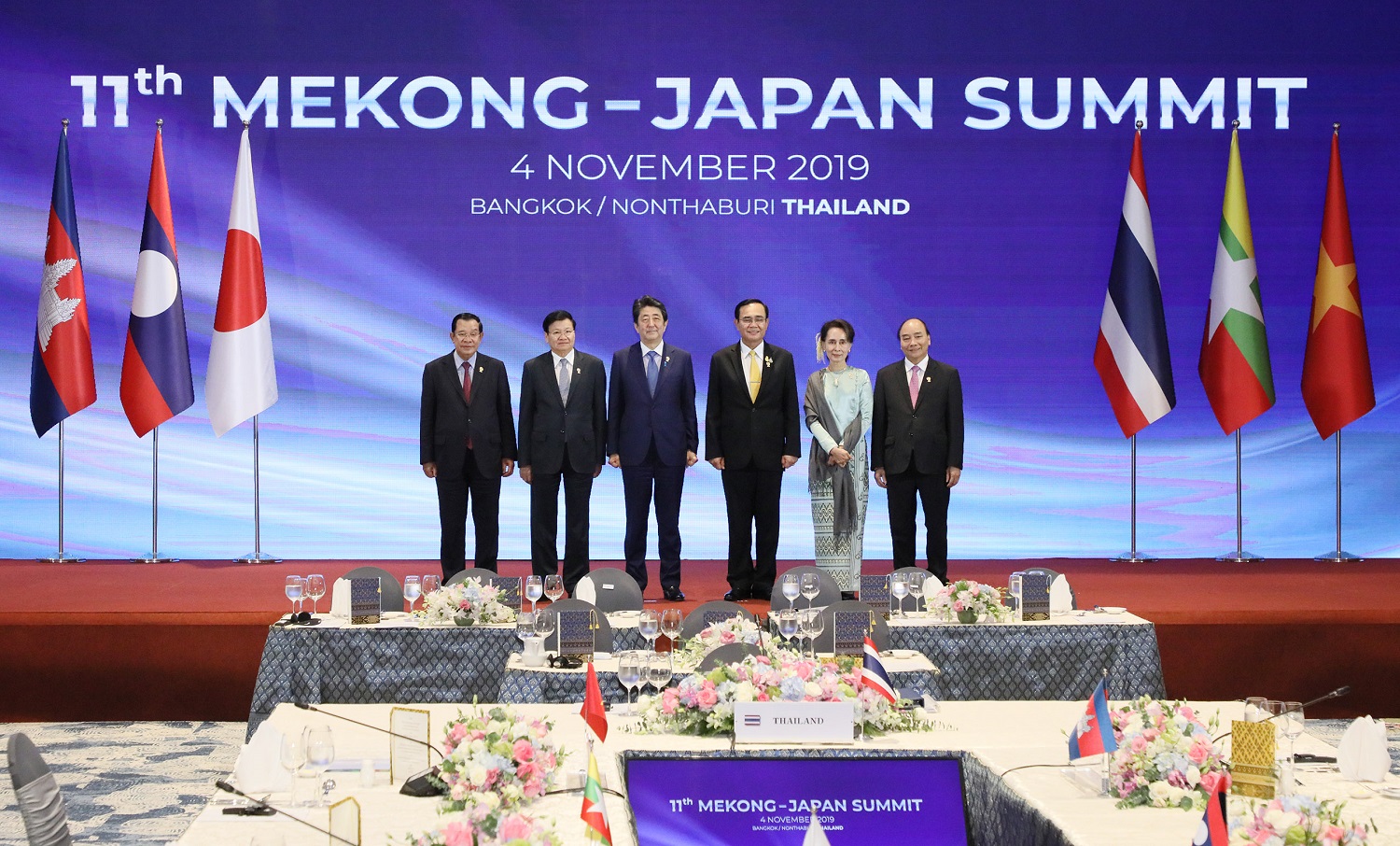 Photograph of the Prime Minister attending a photograph session at the Mekong-Japan Summit Meeting (1)
