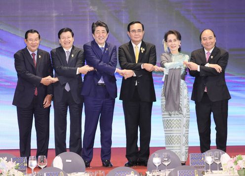Photograph of the Prime Minister attending a photograph session at the Mekong-Japan Summit Meeting (2)