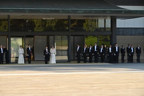 Photograph of Shukuga-Onretsu-no-gi, Imperial Procession by Motorcar after the Ceremony of the Enthronement (photo courtesy of the Cabinet Office) (1)