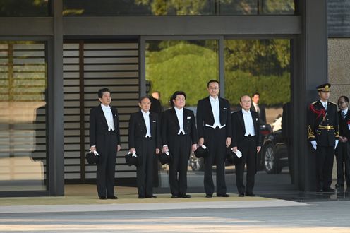 Photograph of Shukuga-Onretsu-no-gi, Imperial Procession by Motorcar after the Ceremony of the Enthronement (photo courtesy of the Cabinet Office) (2)