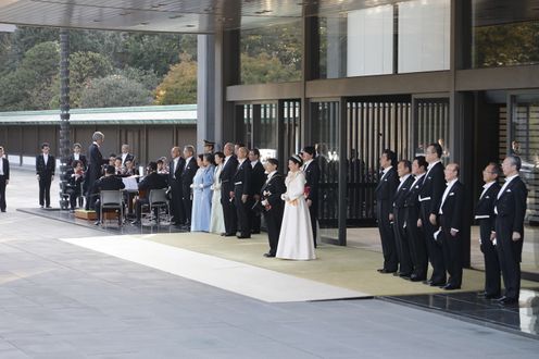 Photograph of Shukuga-Onretsu-no-gi, Imperial Procession by Motorcar after the Ceremony of the Enthronement (photo courtesy of the Cabinet Office) (5)