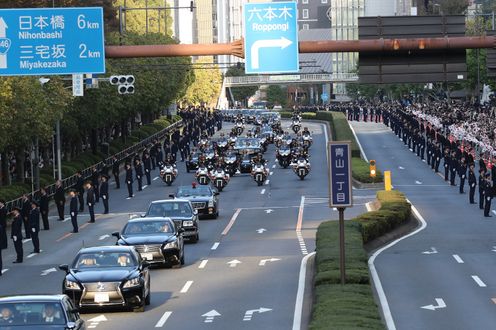 Photograph of Shukuga-Onretsu-no-gi, Imperial Procession by Motorcar after the Ceremony of the Enthronement (photo courtesy of the Cabinet Office) (9)