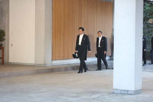 Photograph of Shukuga-Onretsu-no-gi, Imperial Procession by Motorcar after the Ceremony of the Enthronement (photo courtesy of the Cabinet Office) (11)