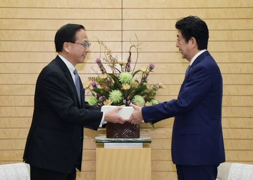 Photograph of the Prime Minister receiving the FY2018 Audit Report (2)