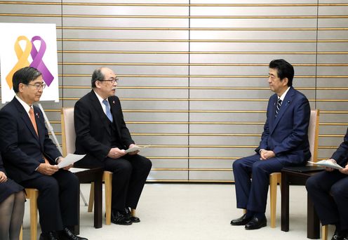 Photograph of the Prime Minister holding the exchange of views (6)