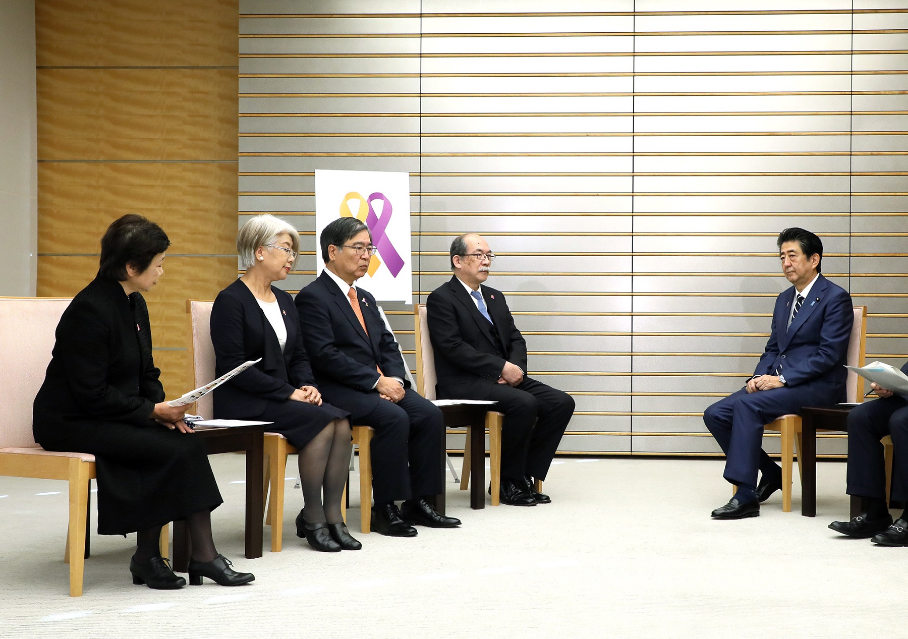 Photograph of the Prime Minister holding the exchange of views (9)