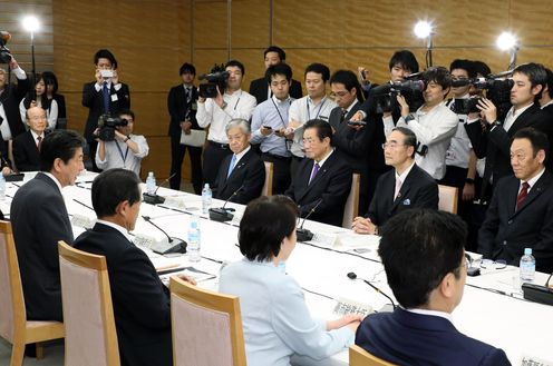 Photograph of the Prime Minister delivering an address (3)