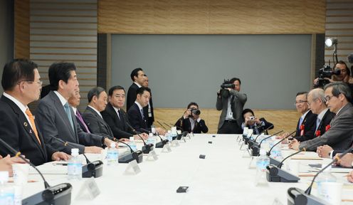 Photograph of the Prime Minister making a statement (3)