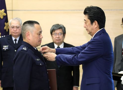 Photograph of the Prime Minister presenting a certificate of award (1)