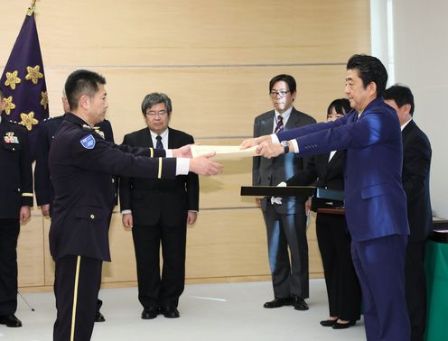 Photograph of the Prime Minister presenting a certificate of award (3)