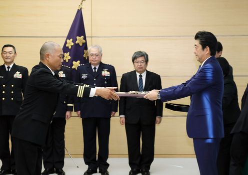 Photograph of the Prime Minister presenting a certificate of award (4)