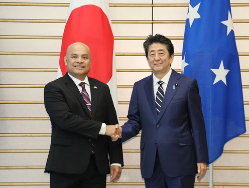 Photograph of the leaders shaking hands