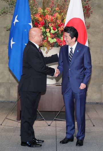 Photograph of the Prime Minister greeting President Panuelo (1)