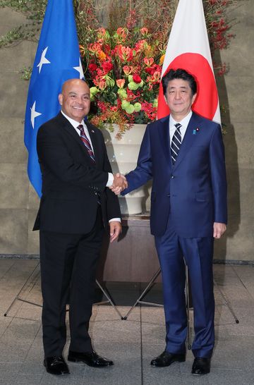 Photograph of the Prime Minister greeting President Panuelo (2)