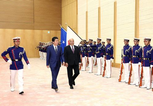 Photograph of the salute and the guard of honor ceremony (1)