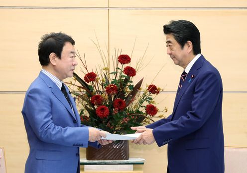 Photograph of the Prime Minister receiving the proposal (1)