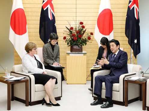 Photograph of the Prime Minister receiving the courtesy call (2)