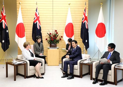 Photograph of the Prime Minister receiving the courtesy call (3)