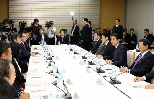 Photograph of the Prime Minister making a statement (2)