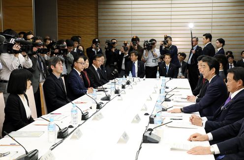 Photograph of the Prime Minister making a statement (3)