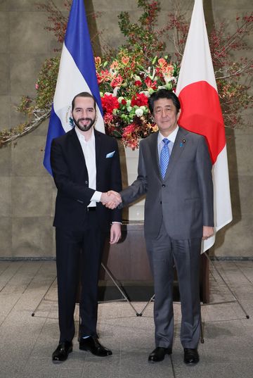 Photograph of the Prime Minister greeting the President of El Salvador (2)