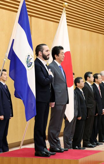 Photograph of the salute and the guard of honor ceremony (2)