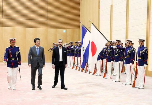 Photograph of the salute and the guard of honor ceremony (4)