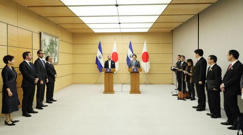 Photograph of the joint press announcement (2)