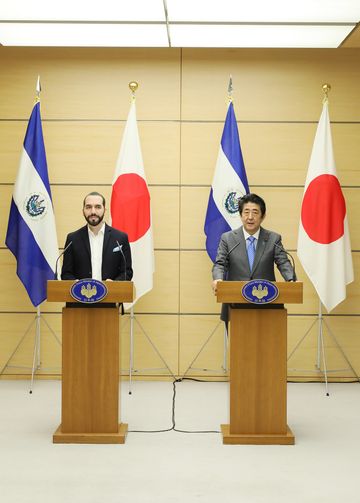 Photograph of the joint press announcement (3)