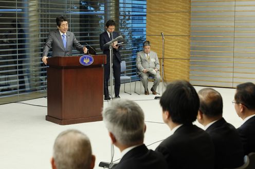 Photograph of the Prime Minister delivering an address (1)