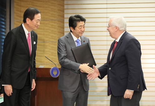 Photograph of the Prime Minister receiving the courtesy call (2)