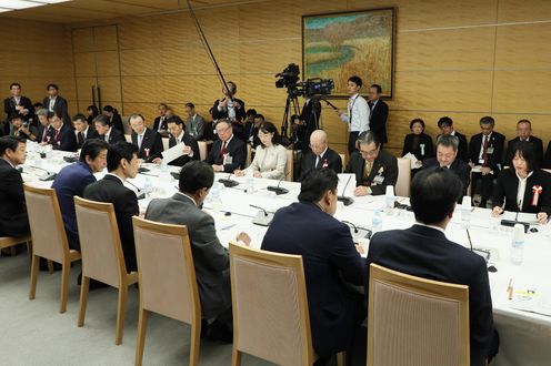 Photograph of the Prime Minister attending the meeting (2)