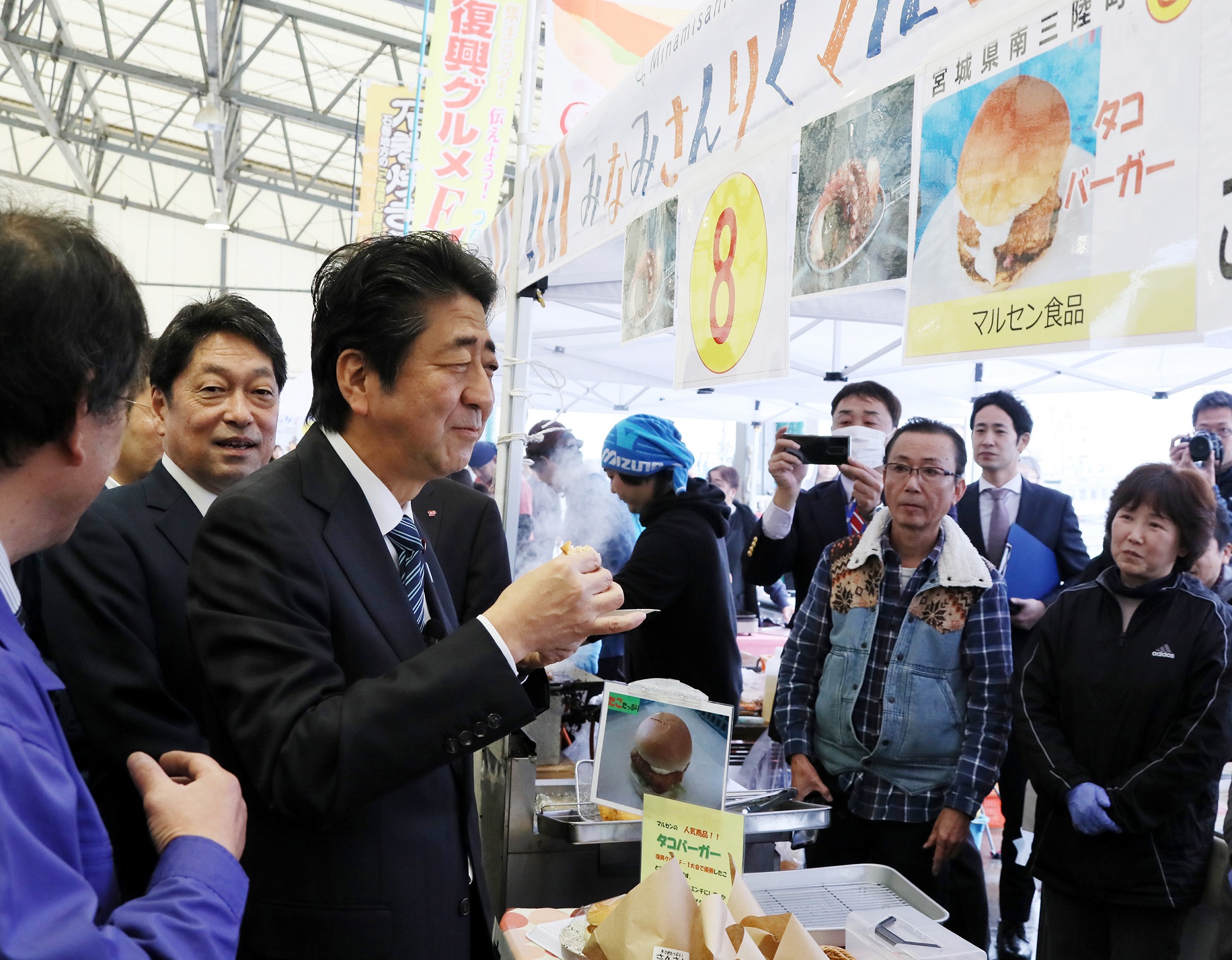 Photograph of the Prime Minister visiting the 16th Recovery Gourmet Grand Prix (4)