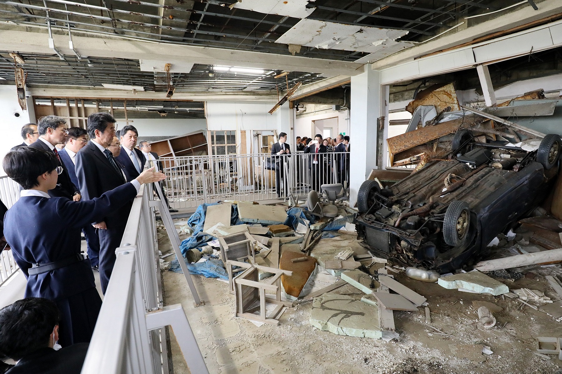 Photograph of the Prime Minister visiting the Ruins of the Great East Japan Earthquake Kesennuma City Memorial Museum (1)