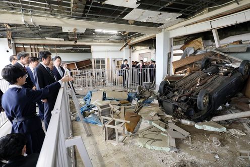 Photograph of the Prime Minister visiting the Ruins of the Great East Japan Earthquake Kesennuma City Memorial Museum (1)